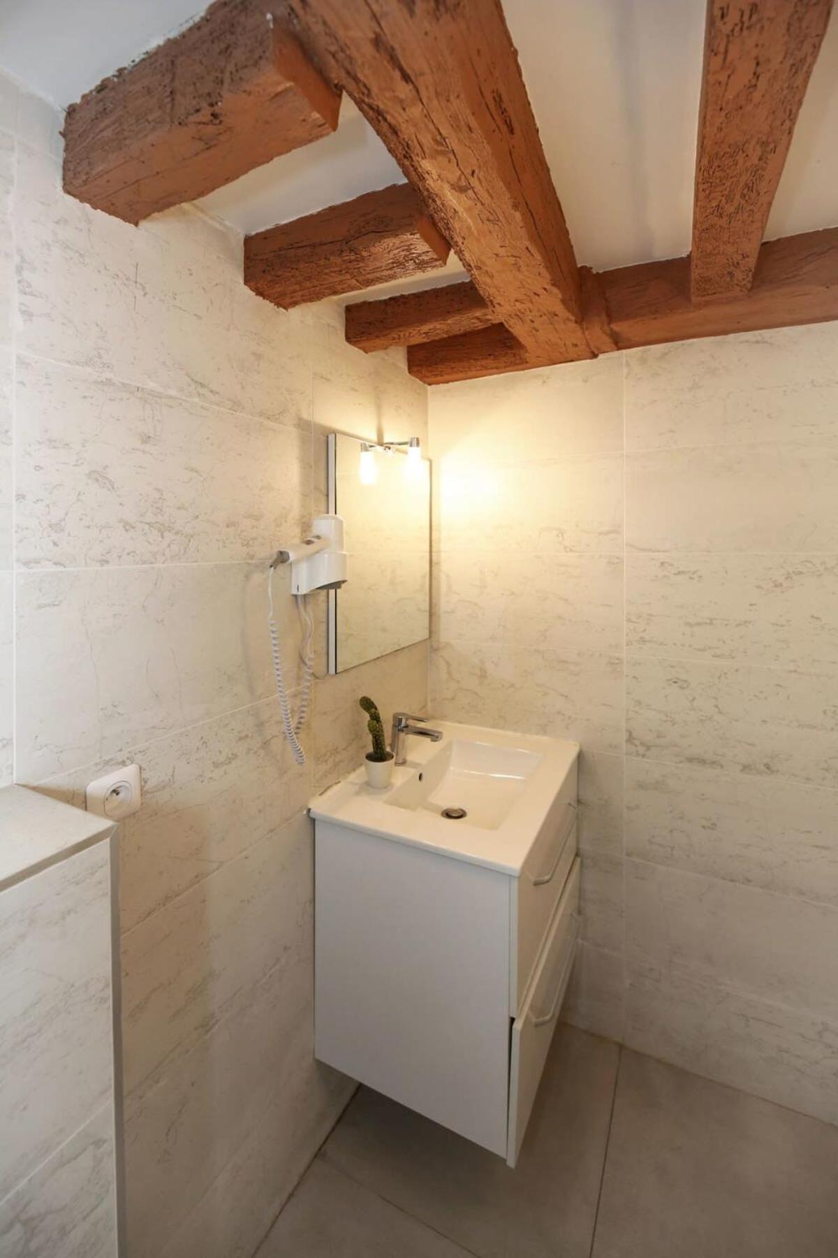 Parisien 20m2 En Face Du Musee Grevin - 2p Appartement *